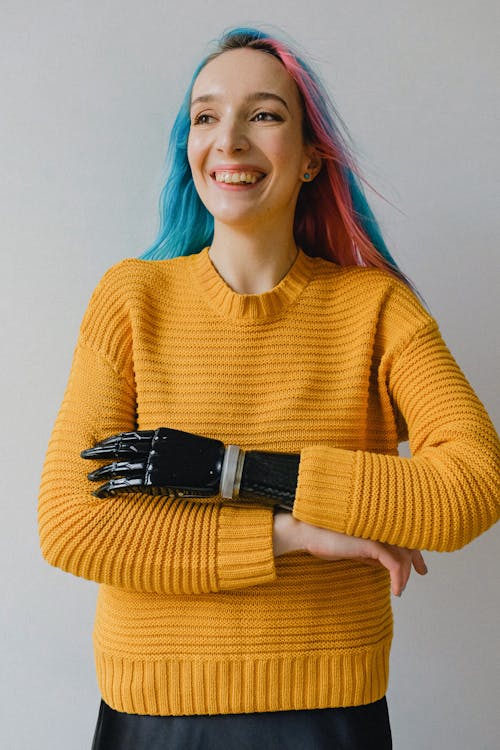 무료 노란색 스웨터 웃 고있는 여자 스톡 사진