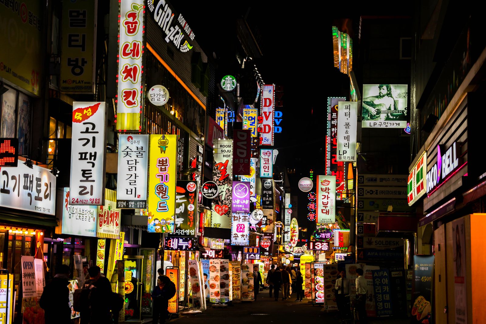 Seúl de noche — luces de la ciudad desde una colina