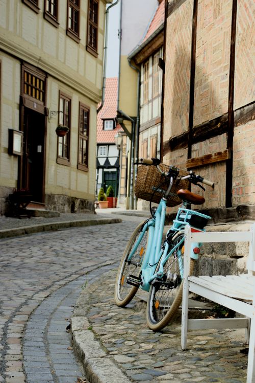 Free A cozy street scene in Quedlinburg with a vintage bicycle and charming half-timbered houses. Stock Photo