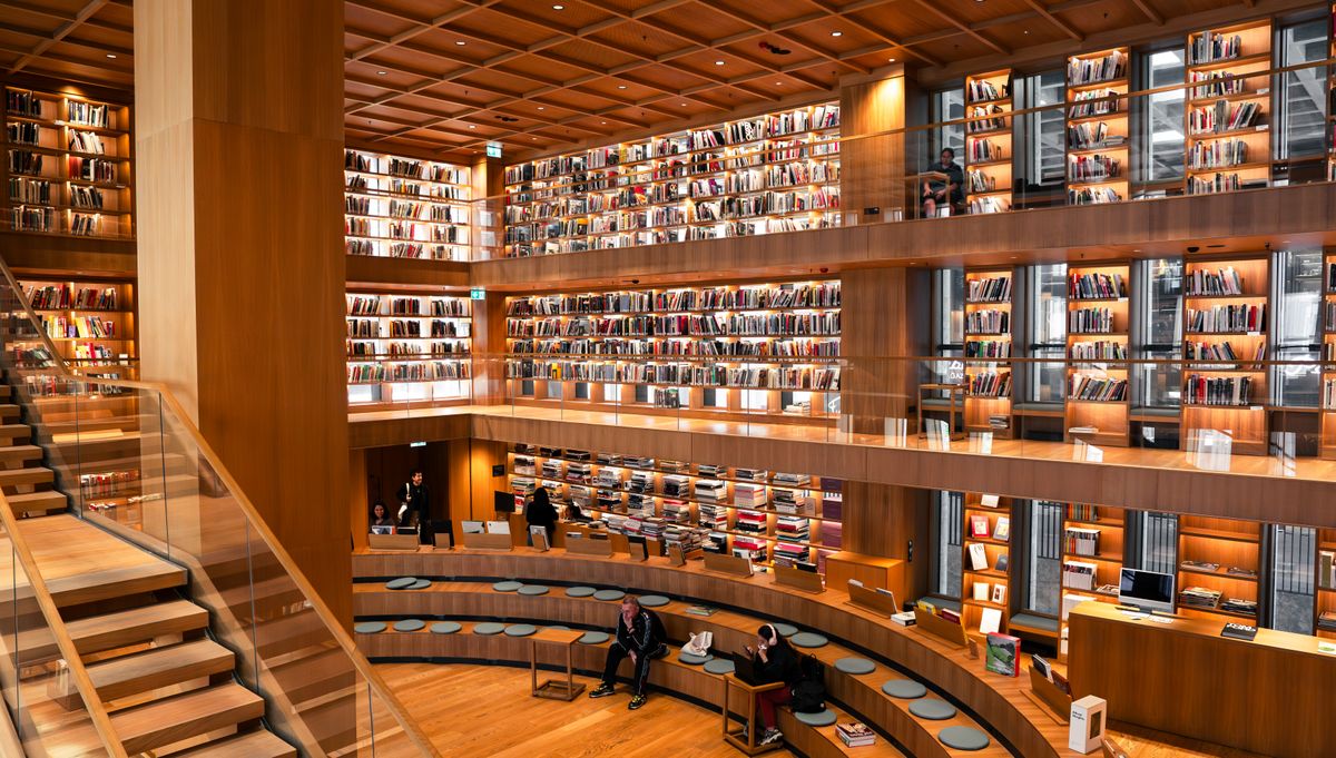 Modern Library Interior with Curved Bookshelves · Free Stock Photo
