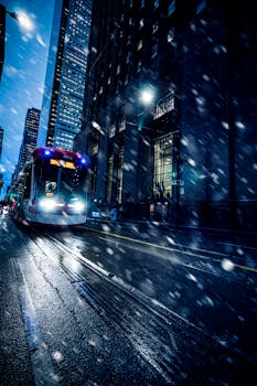 在多伦多充满活力的城市场景中，下雪的夜晚里，有轨电车驶过的动态镜头