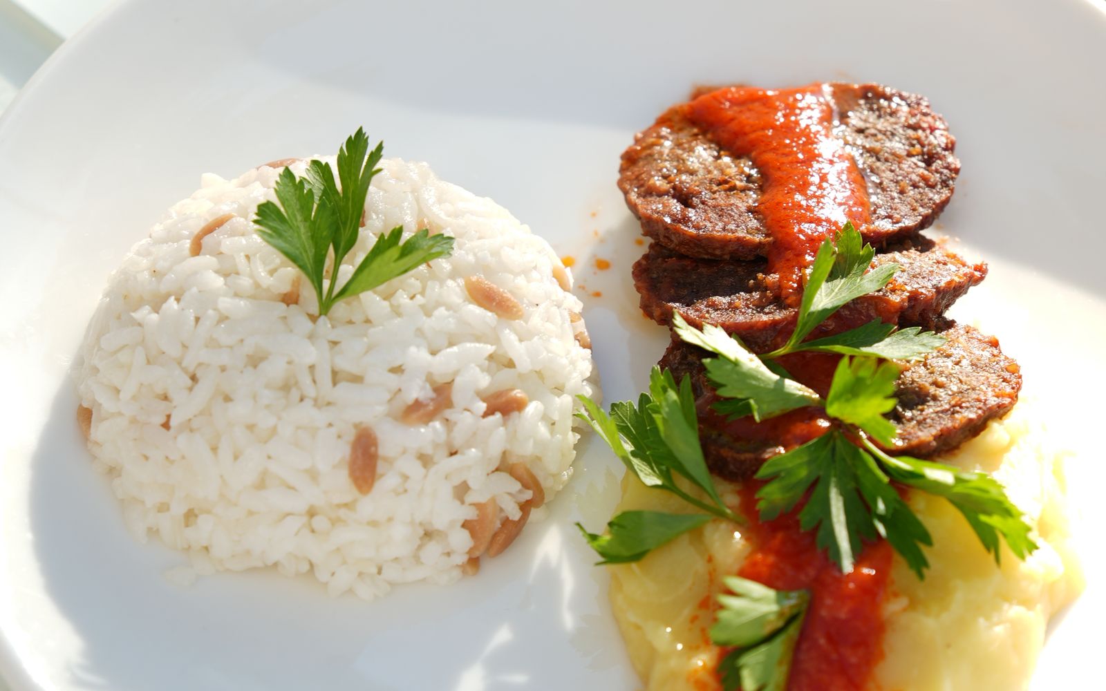 Foto de Linguiça toscana na frigideira com purê de batata e vinagrete