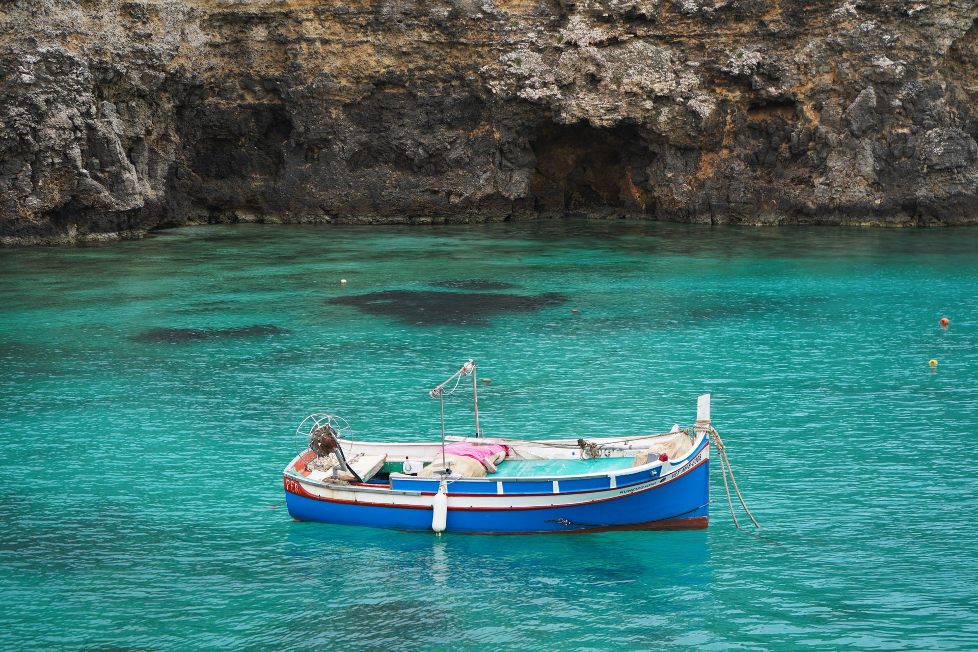 Acque cristalline e grotte di Marettimo viste dal gommone