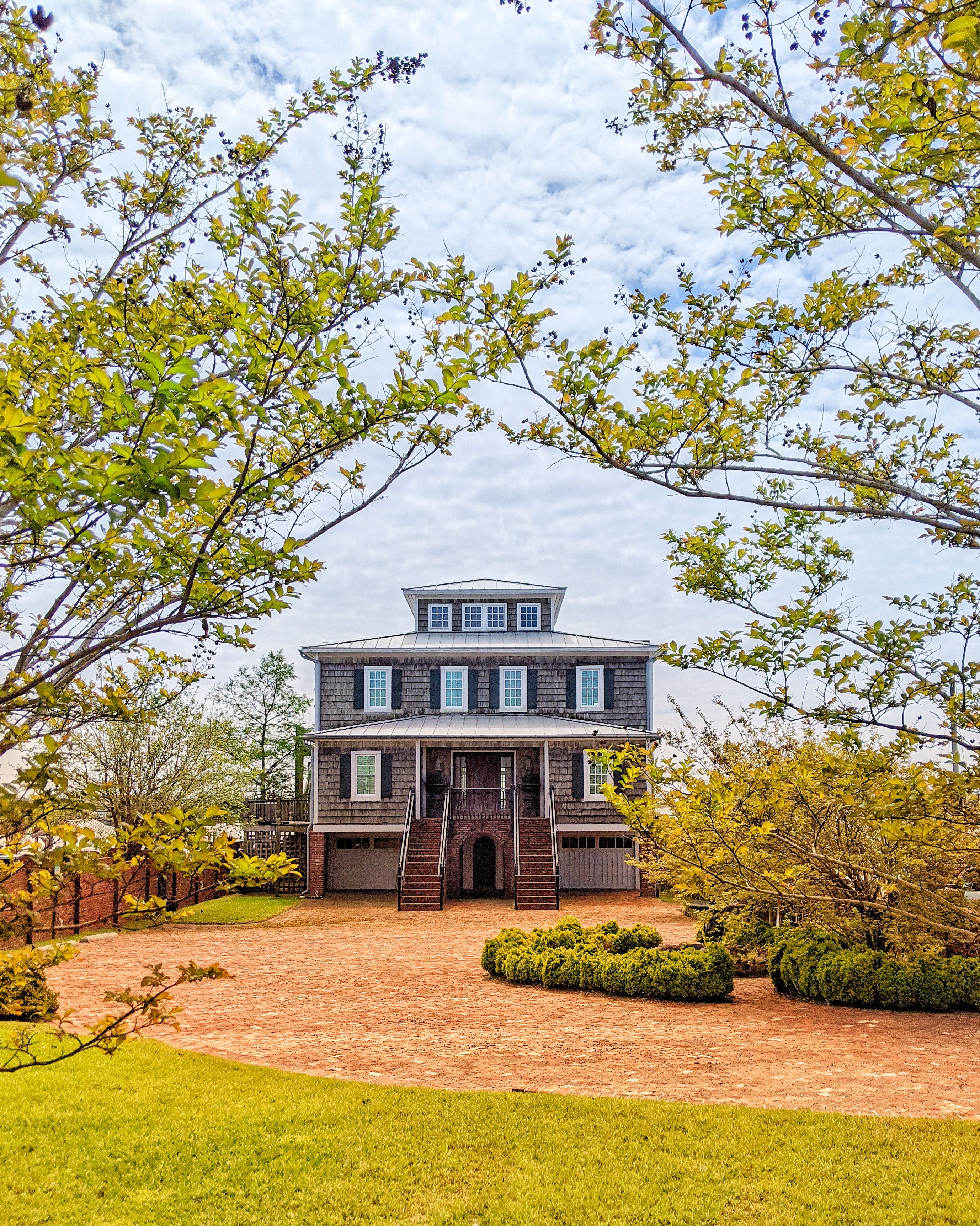 Charming Southern House in Spring Garden Setting · Free Stock Photo
