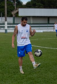 Joueur de football sur un terrain