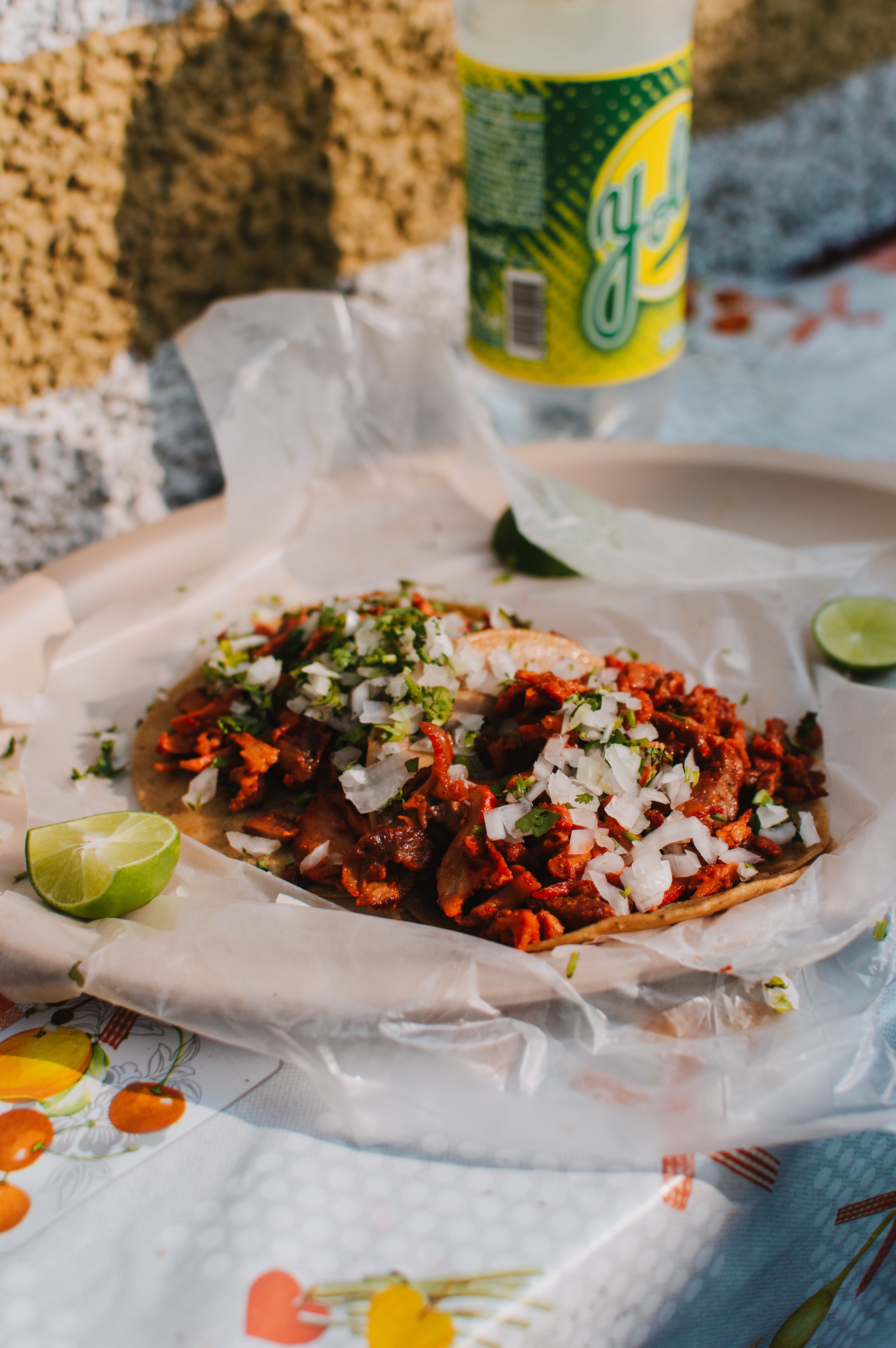 Gratis Deilig taco al pastor garnert med løk og koriander, fanget i levende dagslys. Arkivbilde