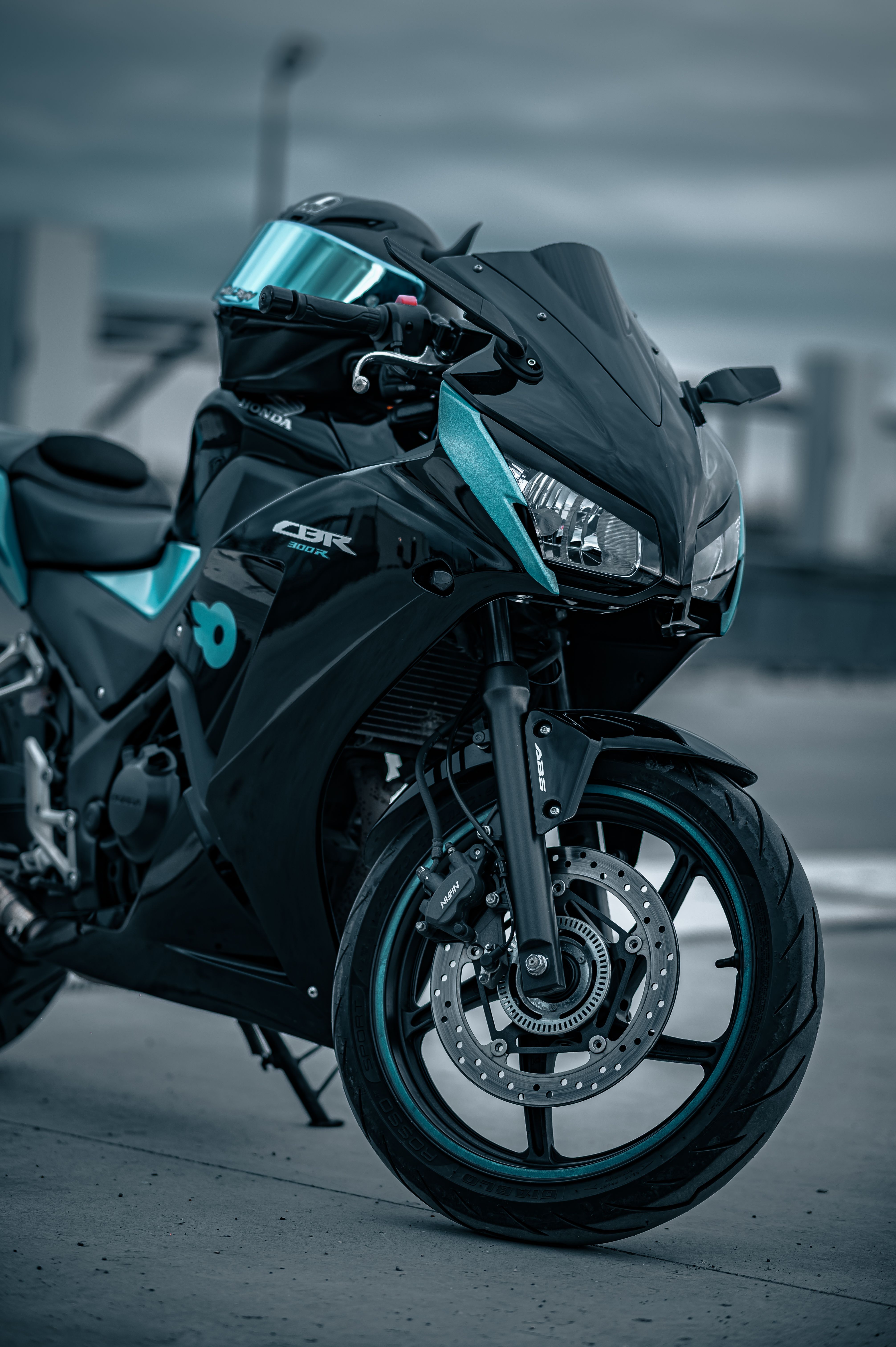 Sleek Black and Blue Sport Motorcycle Outdoors · Free Stock Photo