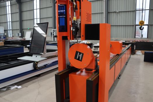 Máquina de laser CO2 em operação em estúdio de fabricação e personalização
