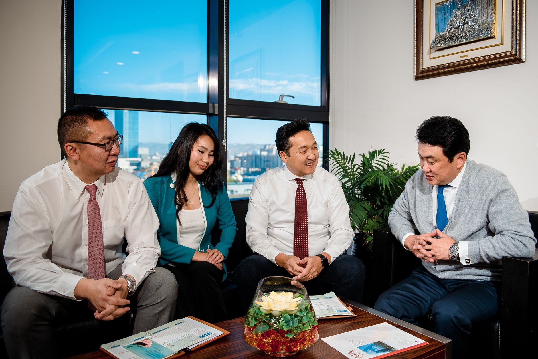 四位朋友在沙田賽馬資料前討論固定投注預算