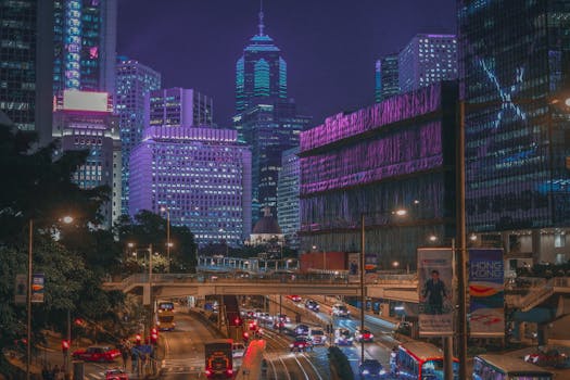 香港迷人的夜景，灯火通明的摩天大楼和繁华街道，展示了城市的活力