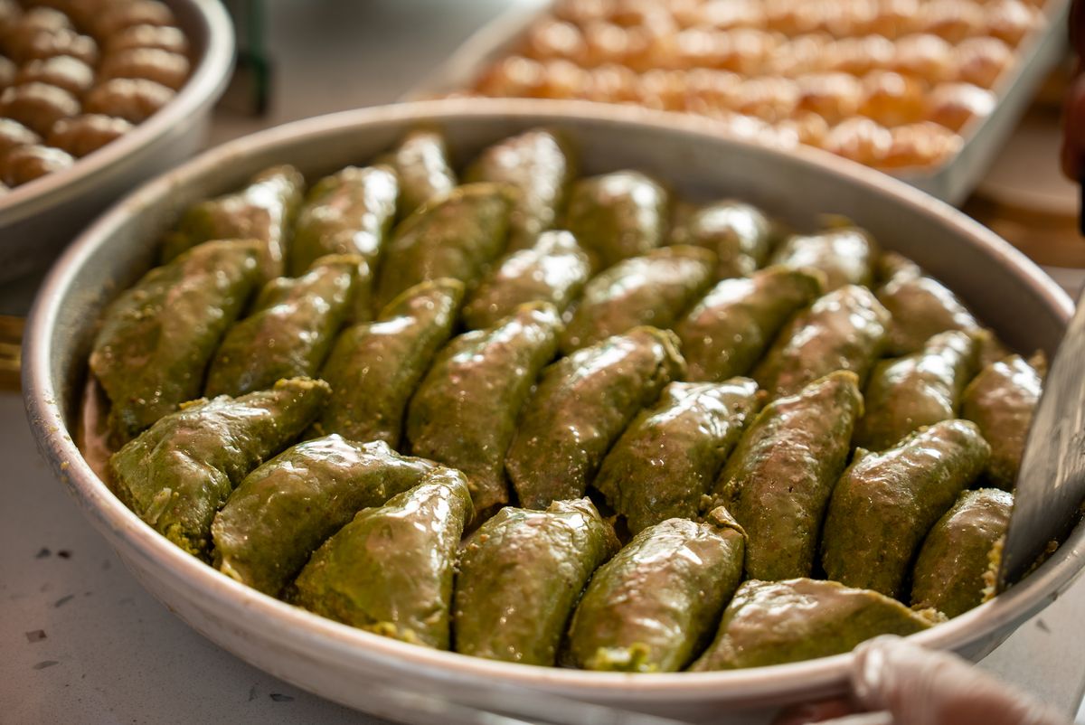 Cevizli ev baklavası tepside
