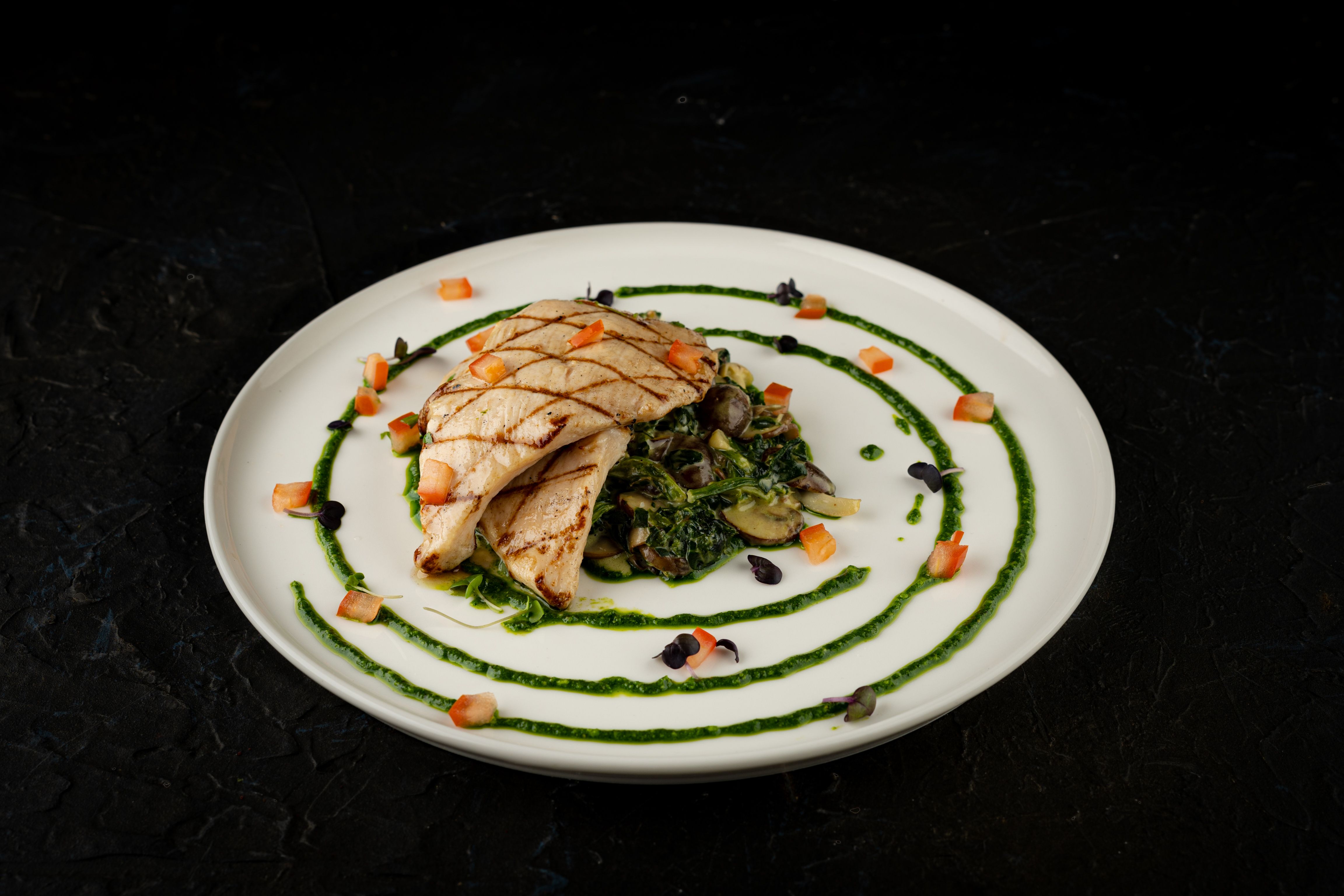 Comida saludable en un plato blanco