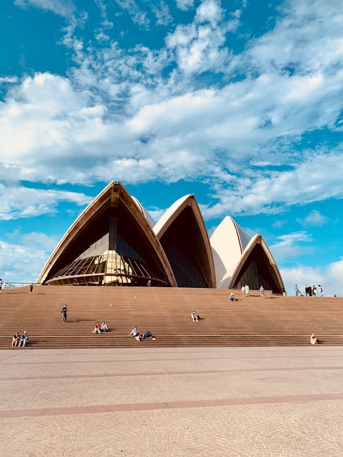 晴れた日のシドニーオペラハウス近くの観光客