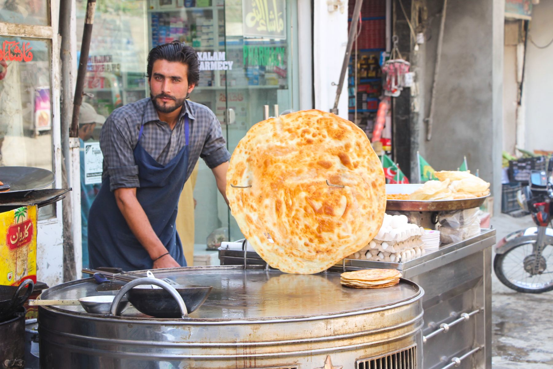 پاکستانی ناشتہ: پراٹھا، حلوہ پوری اور لسی