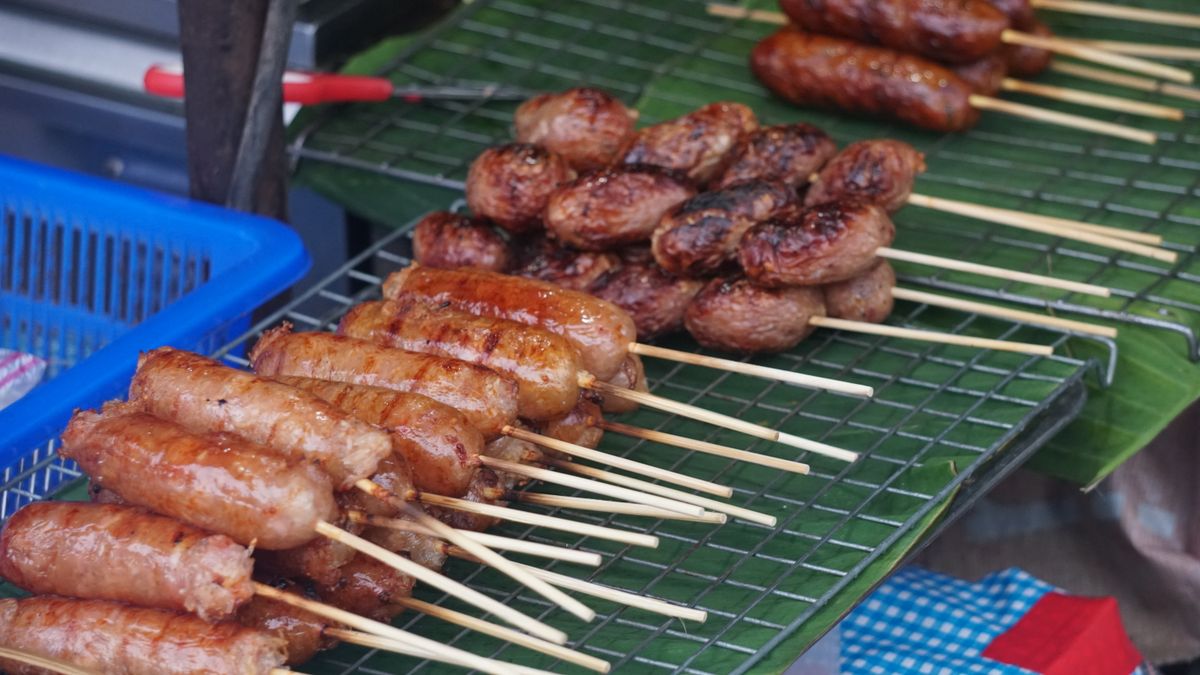 ไส้กรอกย่างเสียบไม้ที่ร้านริมทางในเชียงใหม่