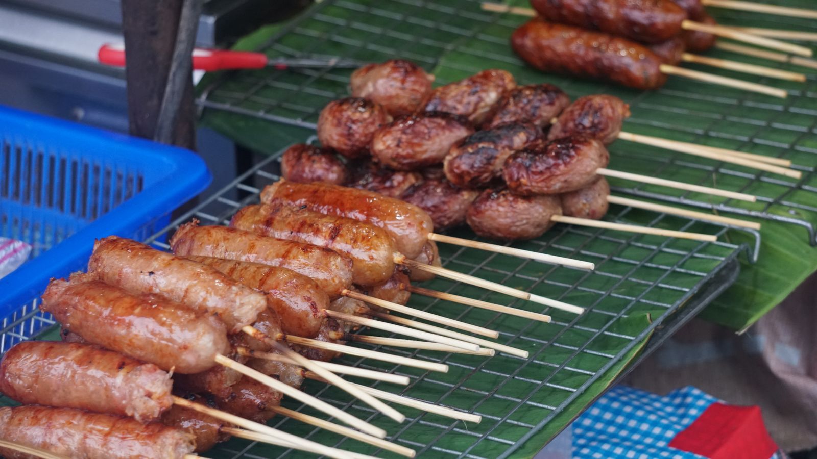 ไส้กรอกย่างเสียบไม้ที่ร้านริมทางในเชียงใหม่