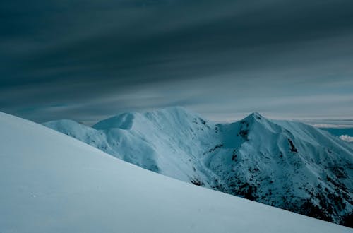 Montagne Couverte De Neige Sous Un Ciel Nuageux