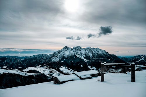 多雲的天空下的積雪的山