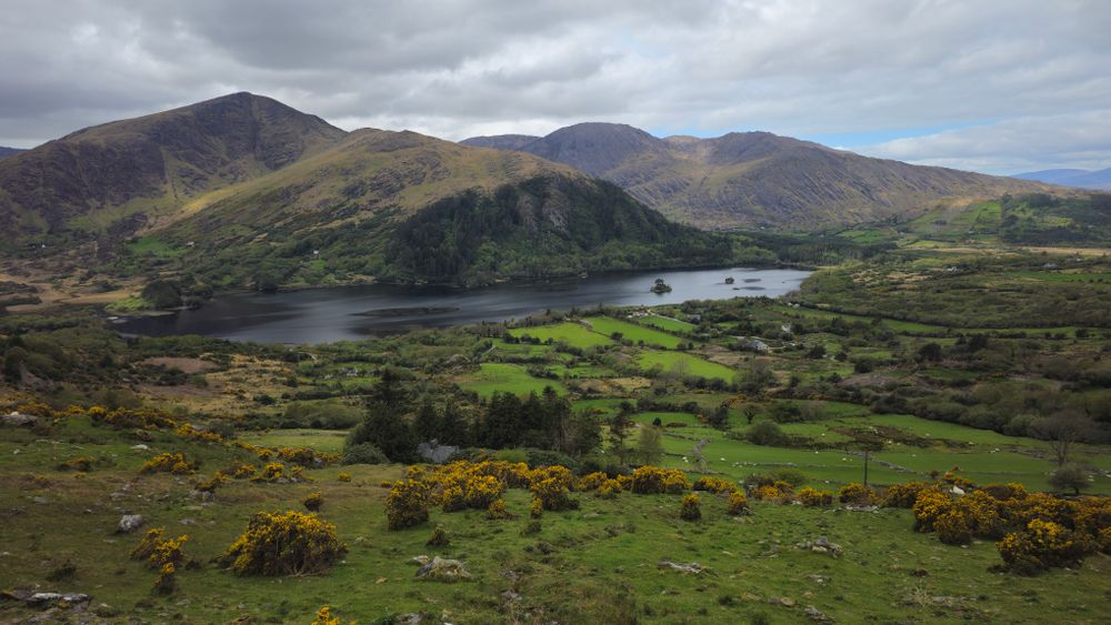 Panoramă cu peisaj verde, lac și munți în comitatul Kerry, Irlanda