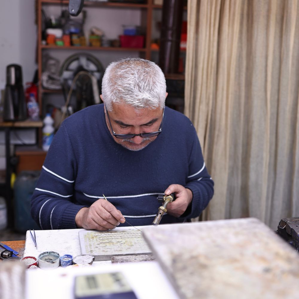 Painters and Decorators in New Eltham — clean edges cut in around trim and sockets