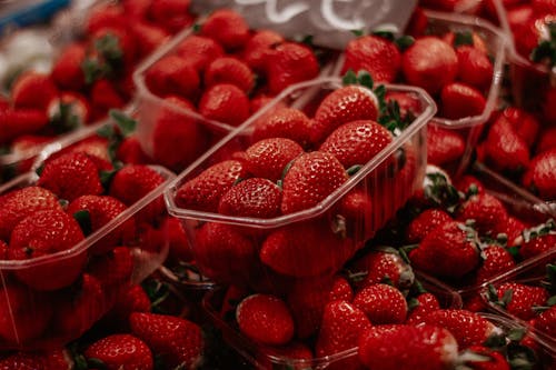 免费 无色塑料箱中的红色草莓 素材图片