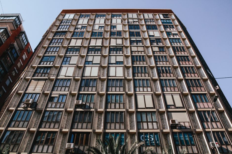 Foto De ángulo Bajo De Edificio De Hormigón Marrón Y Azul