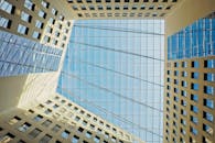 现代建筑设计以令人惊叹的玻璃天窗景观为特色，并强调几何形状与反射效果