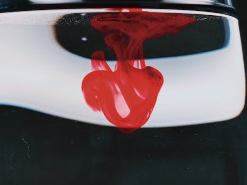 Liquide Rouge Dans Un Verre D'eau