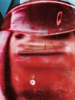 低角度特写庆祝活动中闪亮酒杯的细节，杯中盛有美味酒精饮料