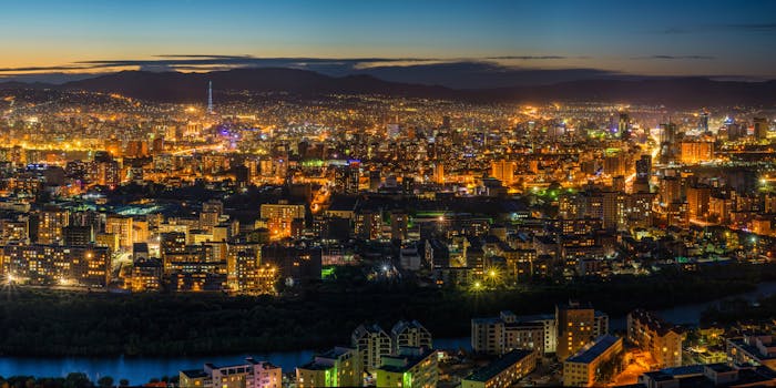 夜间，令人惊叹的城市鸟瞰图被照亮，展示了充满活力的灯光和天际线