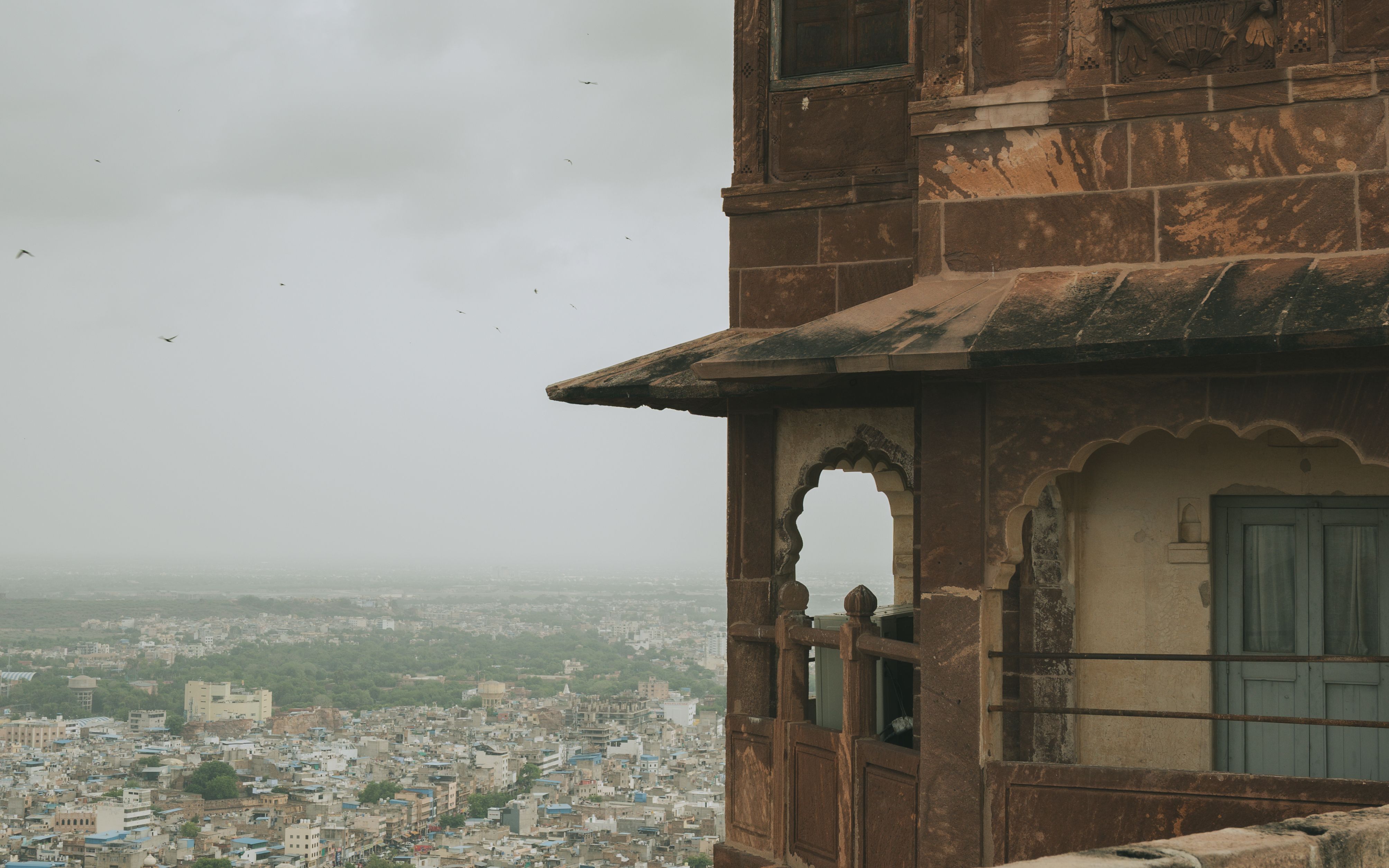 Explore the intricate details of a Jodhpur palace overlooking the vast cityscape of Rajasthan, India.