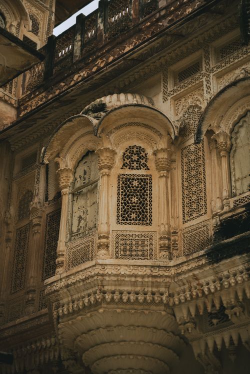Free Capture of intricate latticework and carvings on a historic palace in Jodhpur, Rajasthan, India. Stock Photo