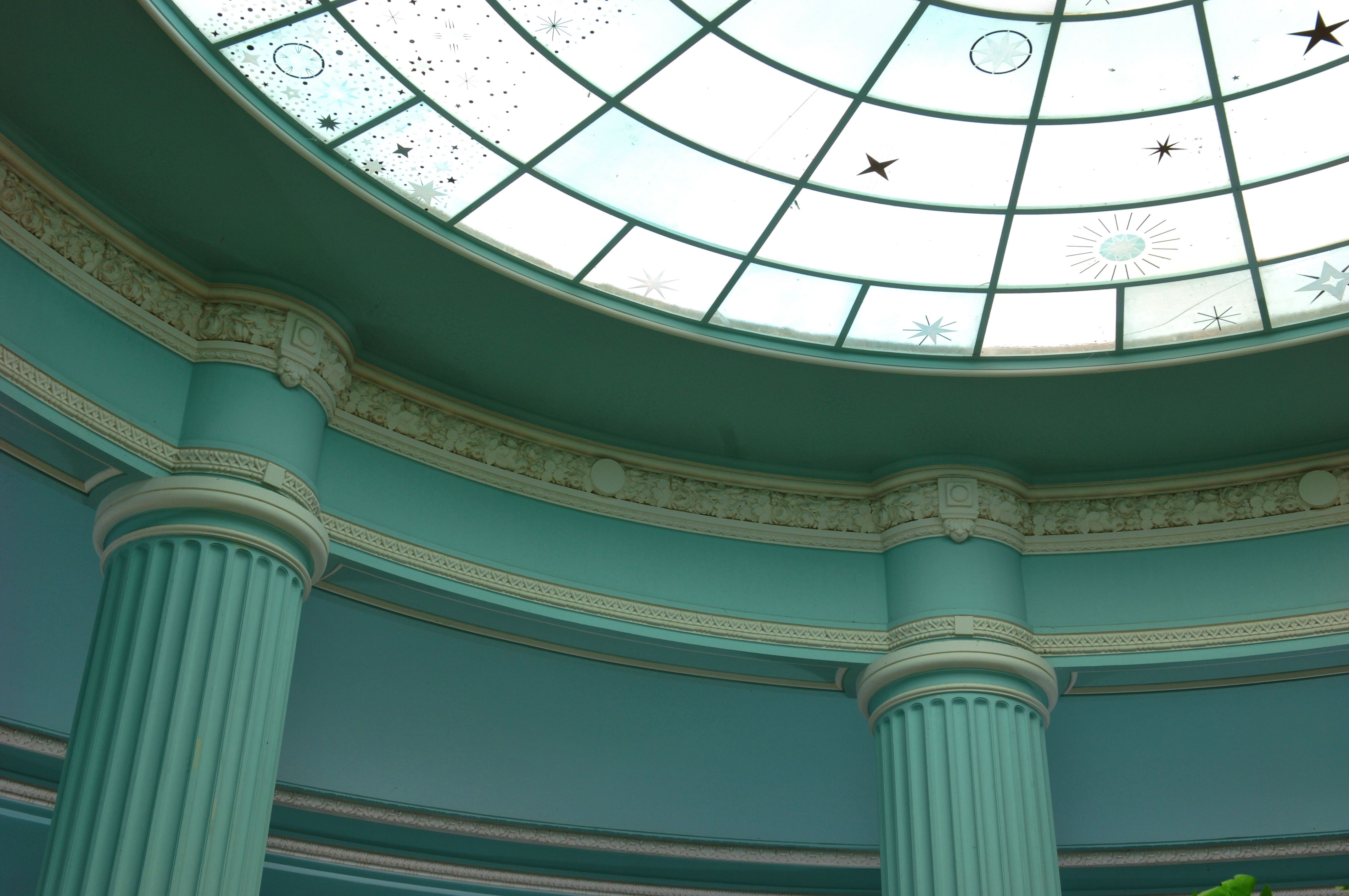 Elegant Rotunda with Decorative Glass Ceiling · Free Stock Photo