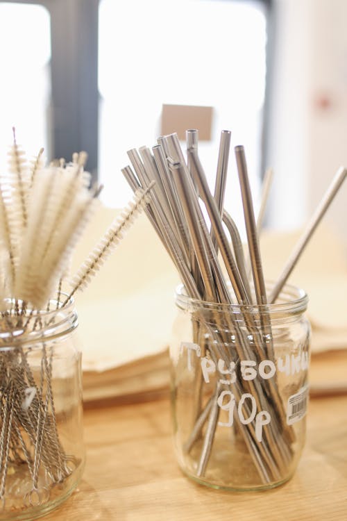 Pailles En Métal Dans Un Bocal En Verre