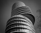 这座引人注目的现代摩天大楼采用了黑白螺旋设计