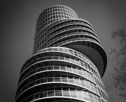这座引人注目的现代摩天大楼采用了黑白螺旋设计
