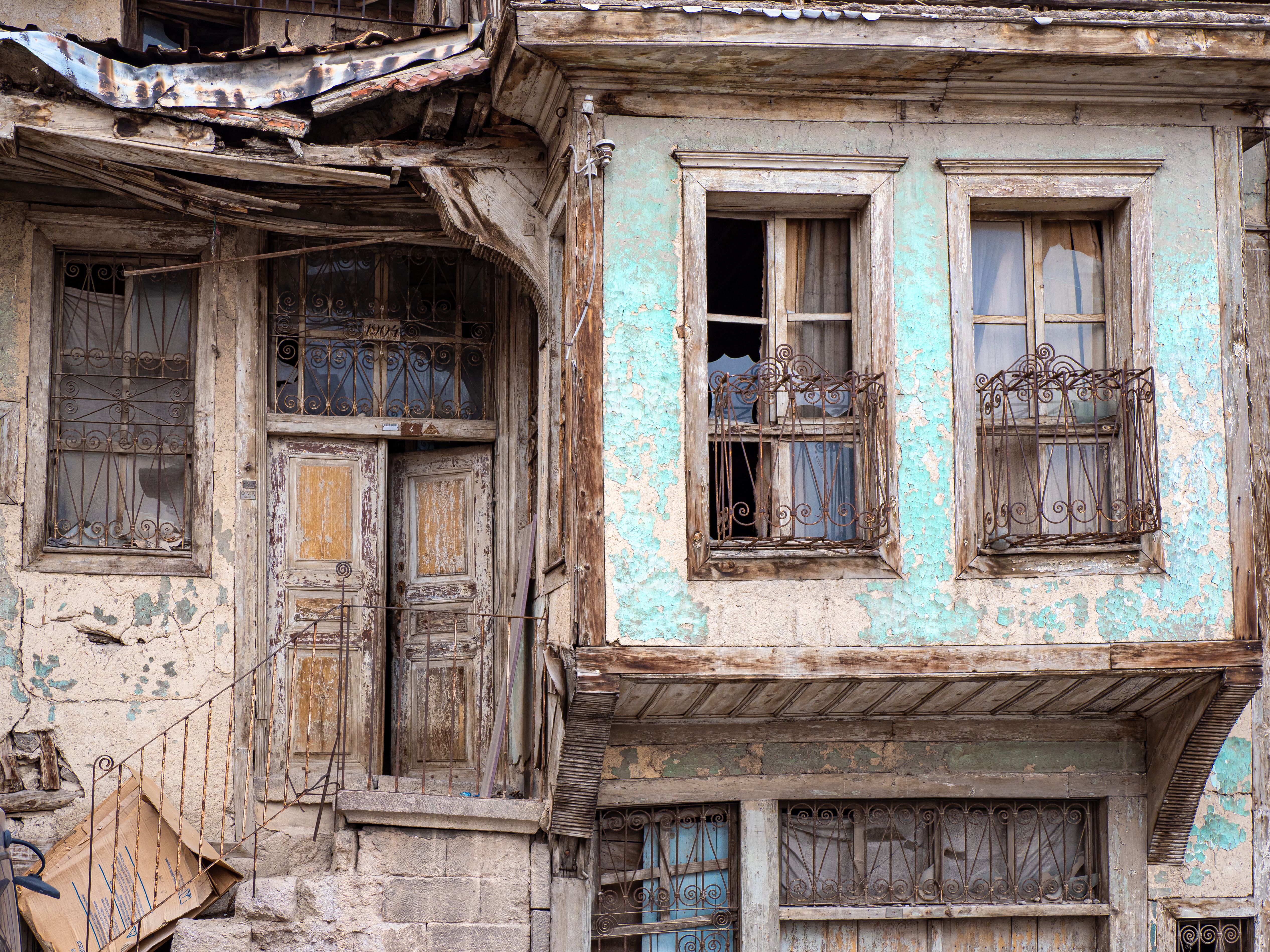 Weathered Vintage Building with Rustic Appeal · Free Stock Photo