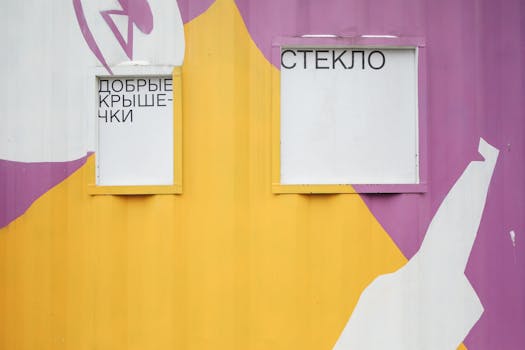 环保信息以西里尔文字呈现，与充满活力的回收箱墙相映成趣