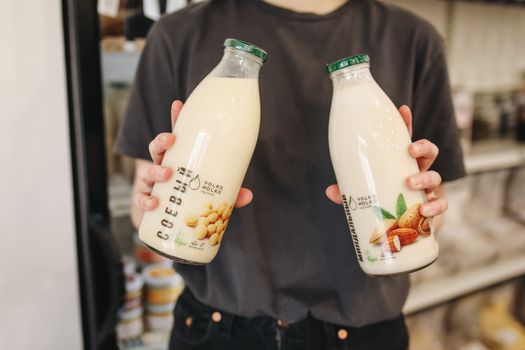商店里拿着杏仁和豆奶替代品的人
