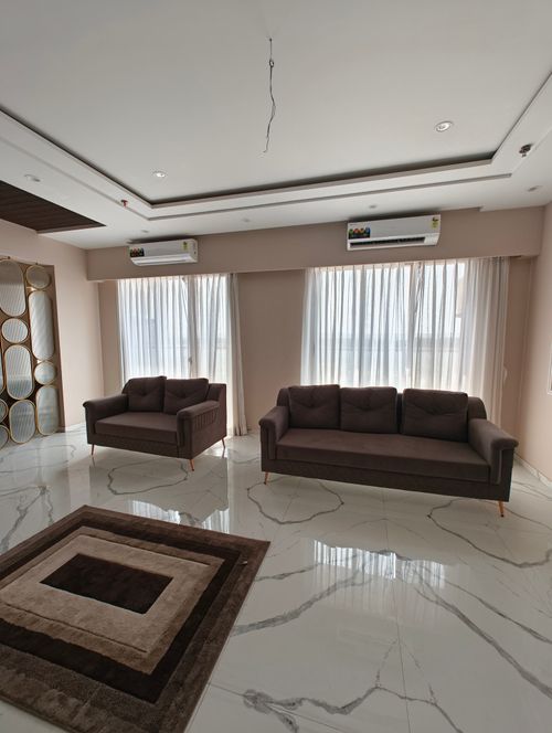 Free Spacious modern living room featuring elegant sofas and chic decor for a refined ambiance. Stock Photo