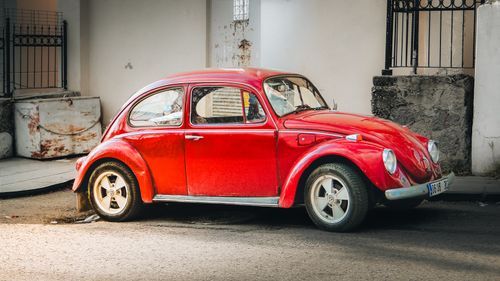 Free Classic red Volkswagen Beetle parked on a street in Ankara, Türkiye. Stock Photo