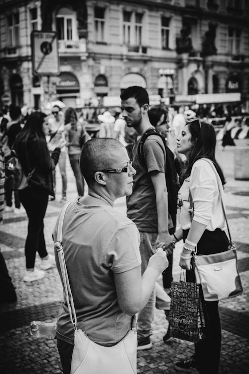 Kostenlos Graustufenfoto Von Mann Und Frau, Die Auf Straße Gehen Stock-Foto