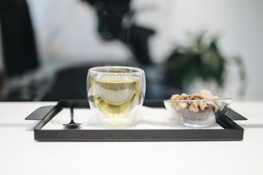 一个舒适的室内背景托盘上，摆放着现代风格的茶和核桃小吃