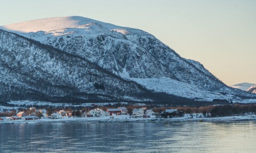 Montañas Cubiertas De Nieve