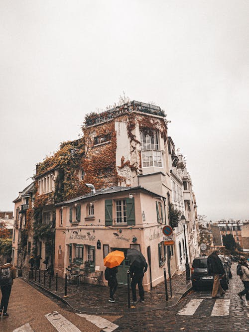 Pessoas Andando Na Rua Perto De Edifício De Concreto Branco