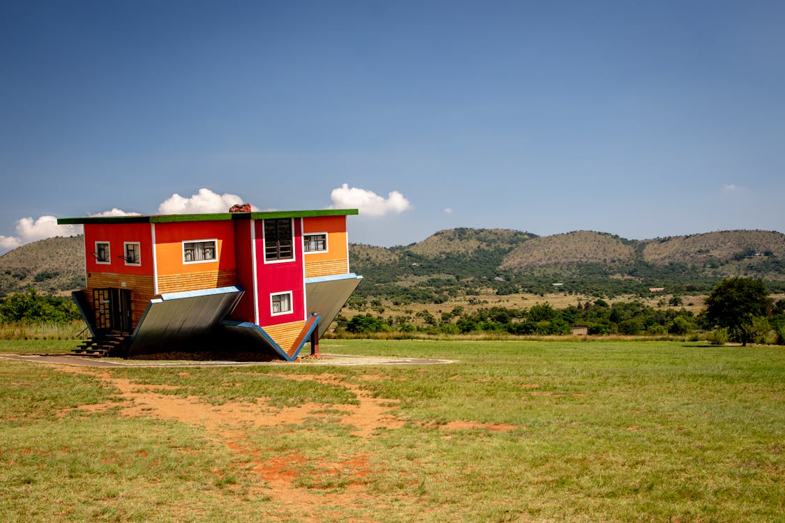 Upside Down House · Free Stock Photo