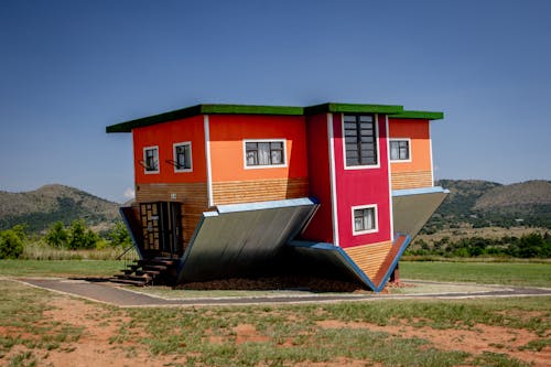 Casa Pintada De Vermelho E Verde