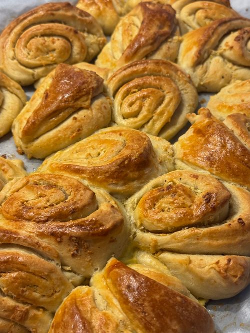 Free Close-up of freshly baked, golden brown pastries with a swirl design. Perfect for culinary and bakery themes. Stock Photo