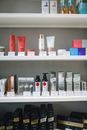 商店货架上展示着各种护肤产品和化妆品