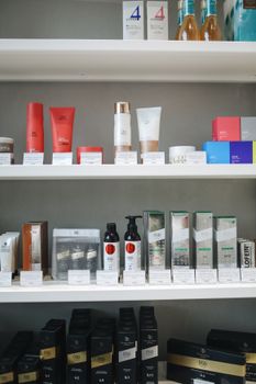 商店货架上展示着各种护肤产品和化妆品
